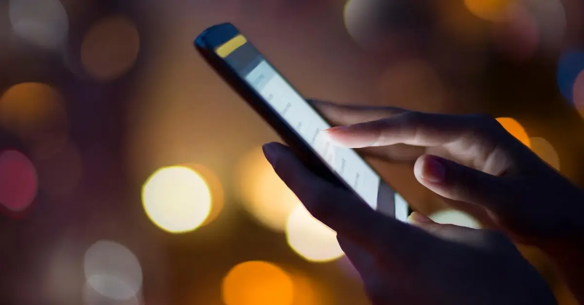 Tu ouvres ton téléphone pour une info ou un mail, mais le divertissement te détourne. En quelques clics, tu oublies pourquoi tu l’avais pris en main.